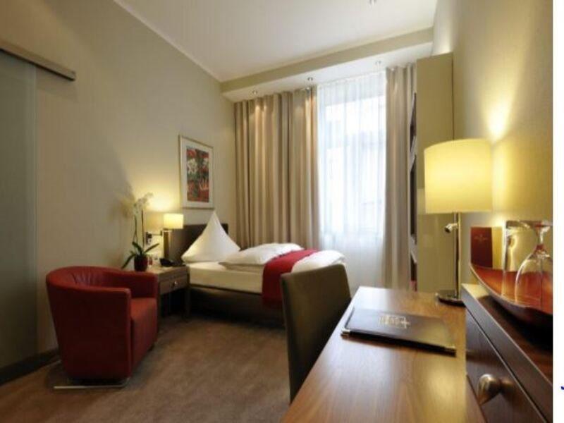 Kastens Hotel Luisenhof Hanover Exterior photo A typical room at the hotel