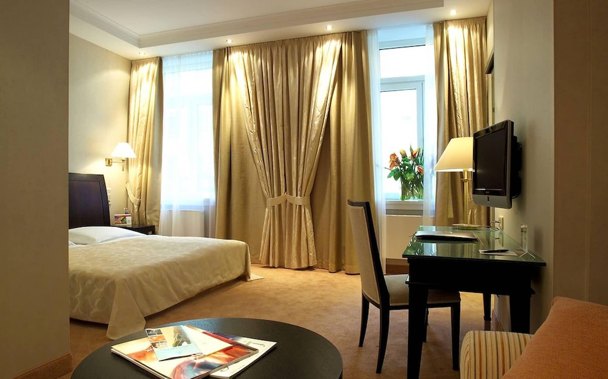Kastens Hotel Luisenhof Hanover Exterior photo A room at the Hotel de France