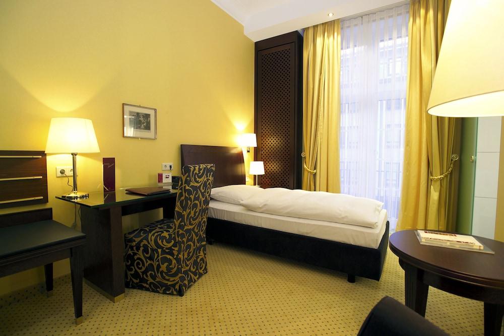 Kastens Hotel Luisenhof Hanover Exterior photo A single room