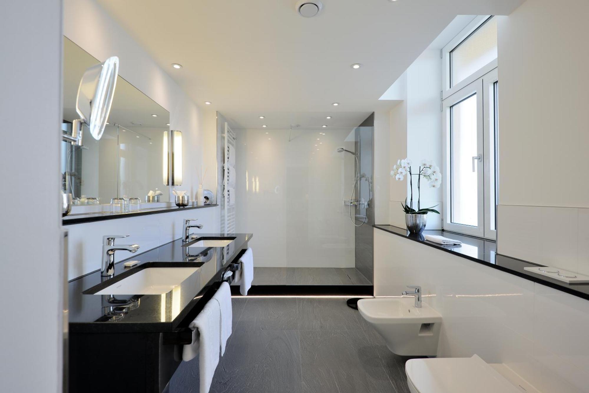 Kastens Hotel Luisenhof Hanover Exterior photo Bathroom