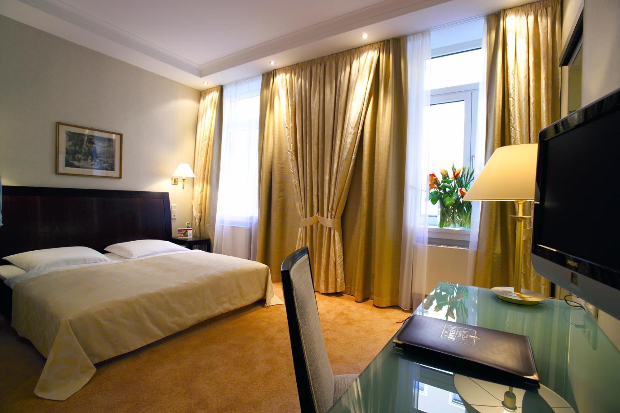 Kastens Hotel Luisenhof Hanover Exterior photo A room at the Hotel Savoy