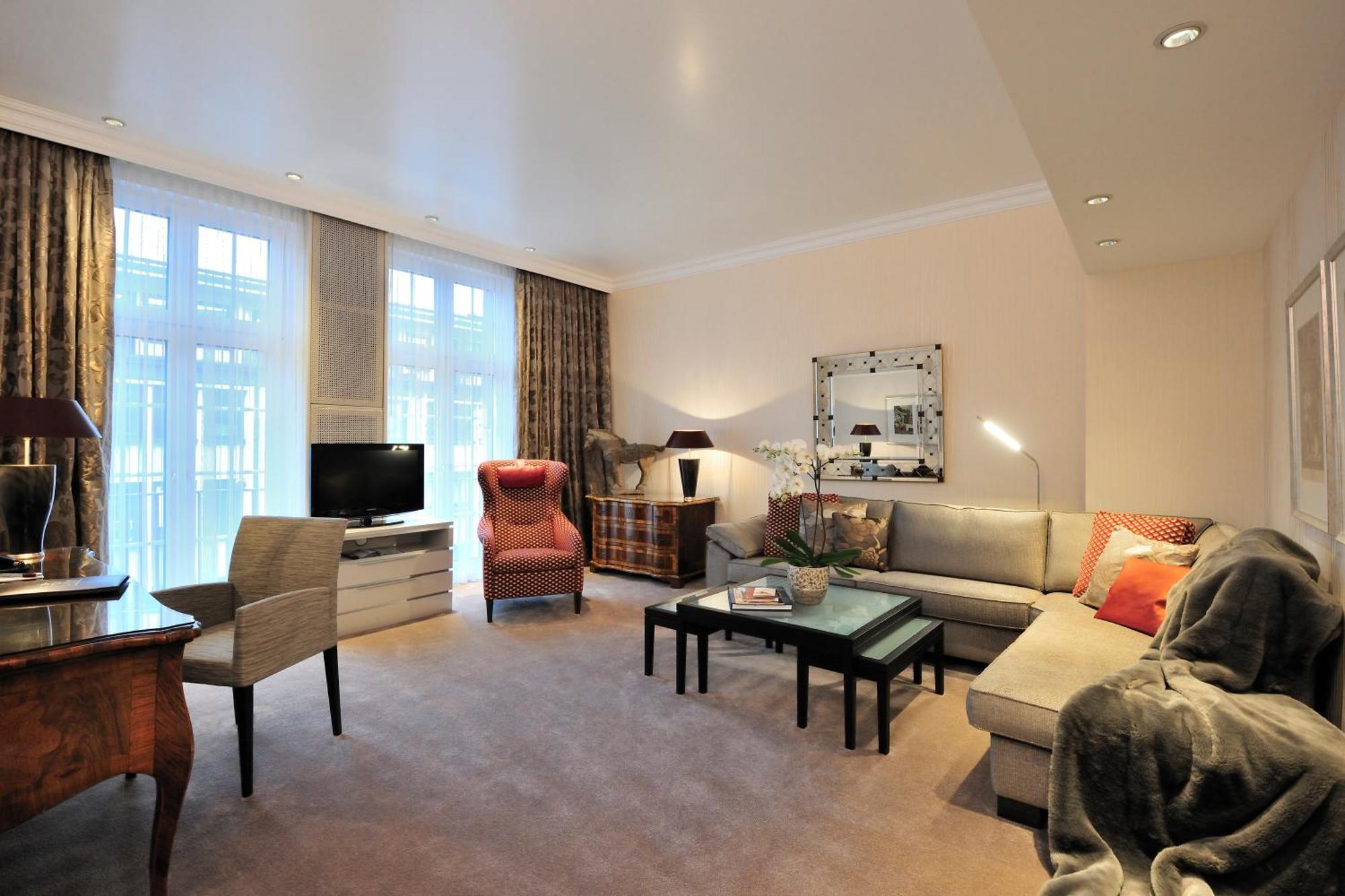 Kastens Hotel Luisenhof Hanover Exterior photo A suite at the hotel