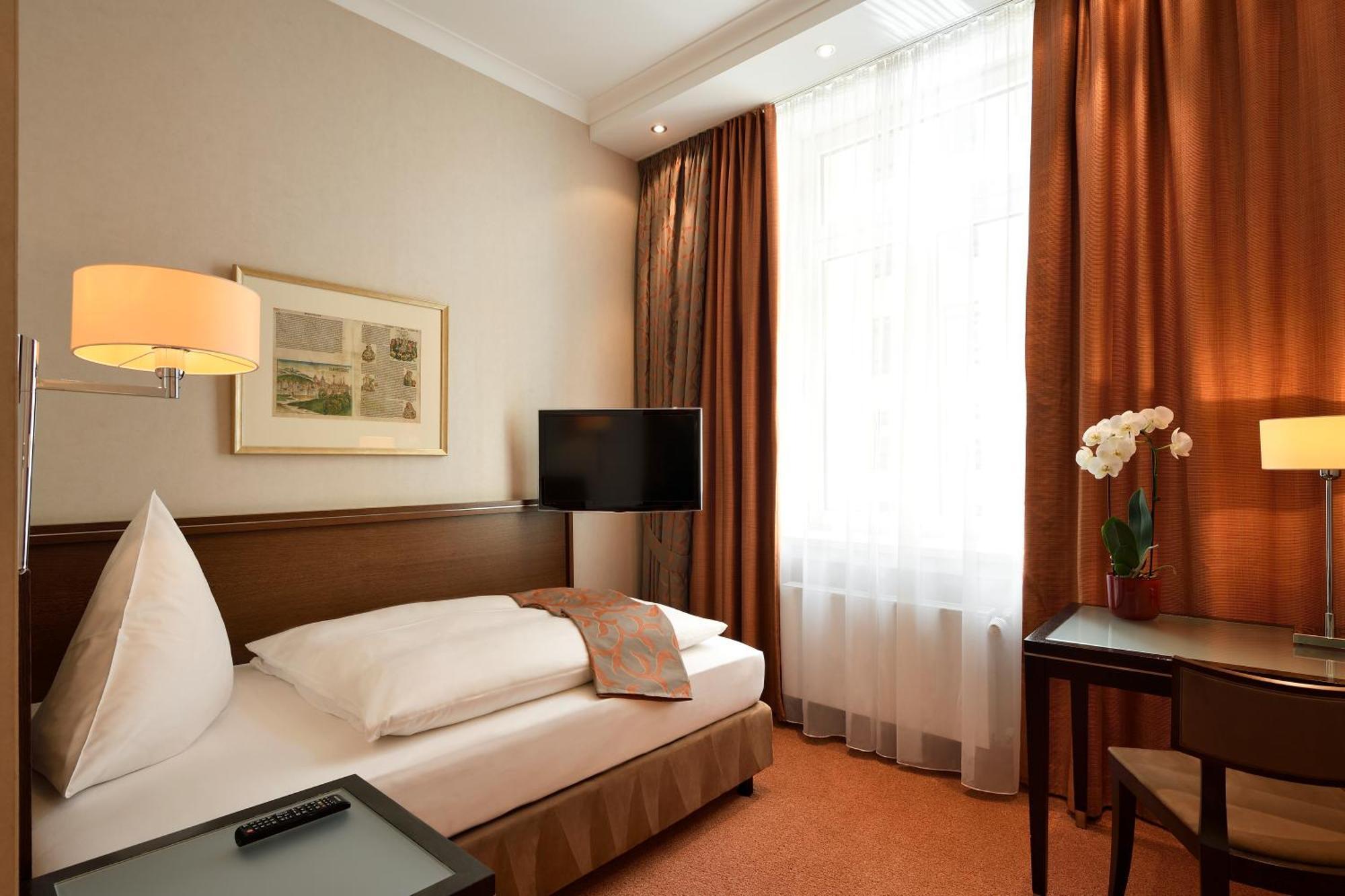 Kastens Hotel Luisenhof Hanover Exterior photo A room at the Hotel de France