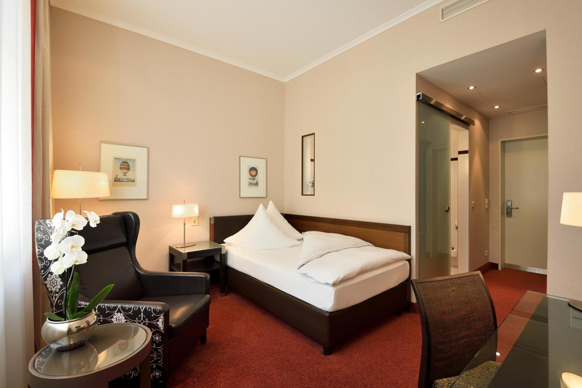 Kastens Hotel Luisenhof Hanover Exterior photo A room at the Hotel Axelmannstein