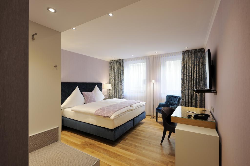Kastens Hotel Luisenhof Hanover Exterior photo A room at the Hotel Axelmannstein