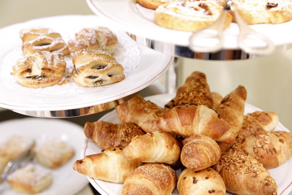 Kastens Hotel Luisenhof Hanover Exterior photo Croissants and other pastries