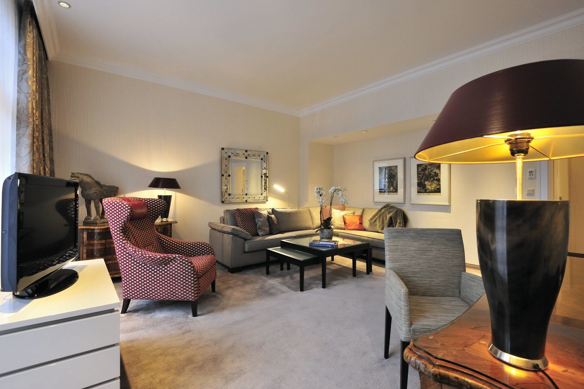 Kastens Hotel Luisenhof Hanover Exterior photo A suite at the Hotel de Crillon