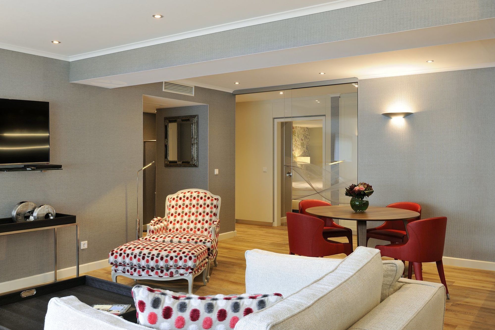 Kastens Hotel Luisenhof Hanover Exterior photo A suite at the Hotel