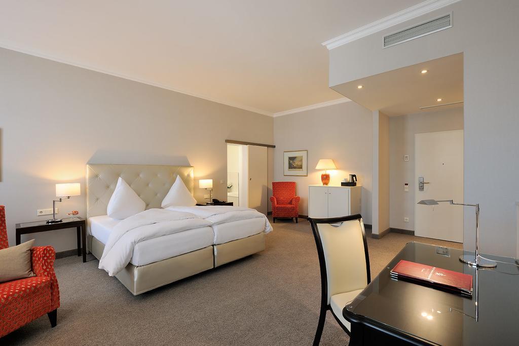 Kastens Hotel Luisenhof Hanover Exterior photo A room at the Hotel de Saxe